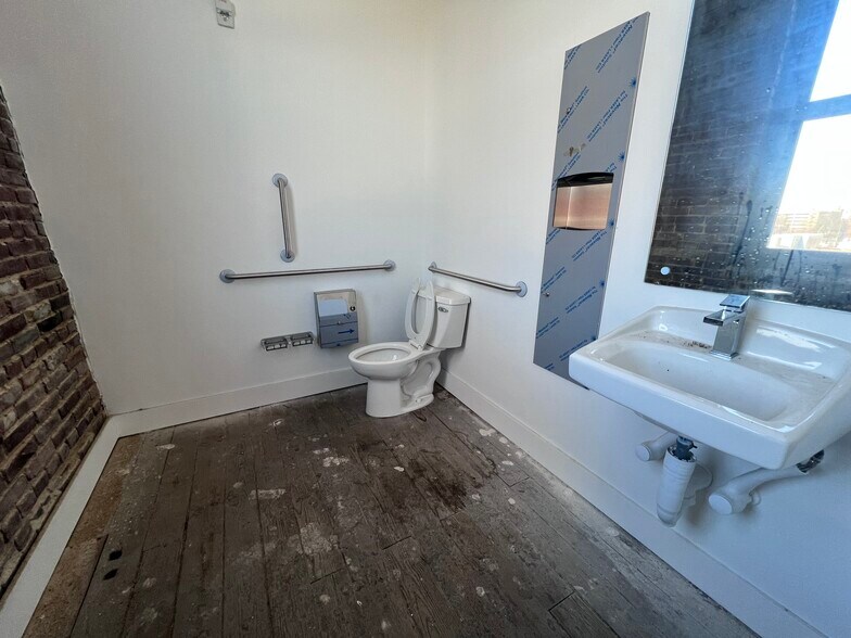 More Photos Of 372 S Main St, Memphis Storefront Retail Office For Sale