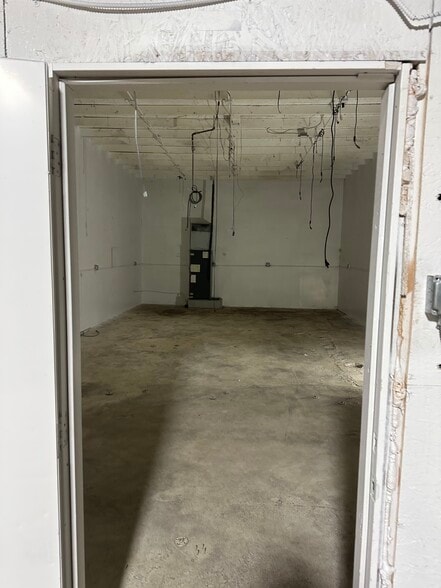 More Photos Of 398 Auburn Rd, Pontiac Warehouse For Lease