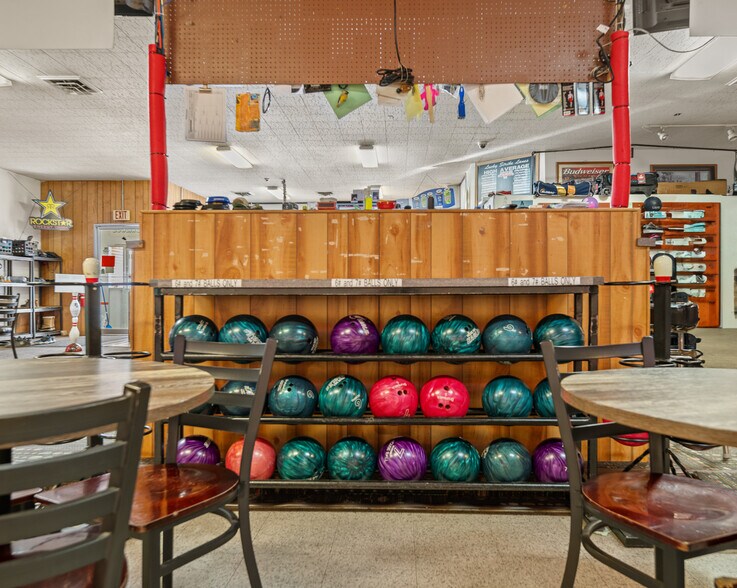 More Photos Of 412 Main St SW, Ronan Sports And Entertainment For Sale