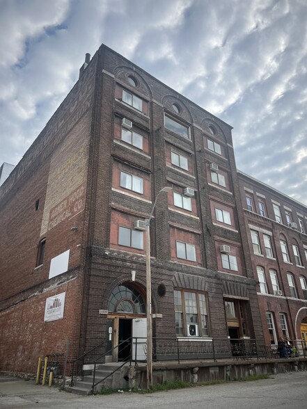 Primary Photo Of 1409-1411 W 11th St, Kansas City Warehouse For Sale