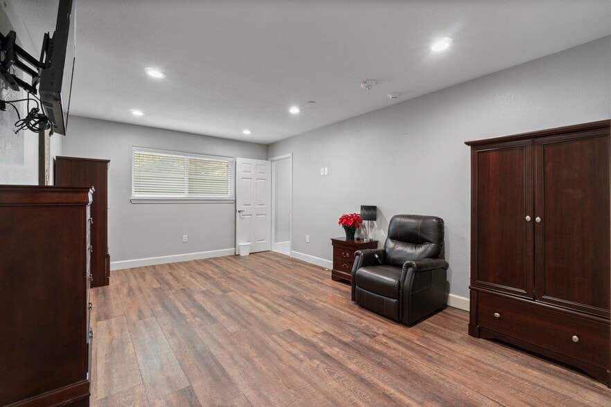 More Photos Of 1930 River Falls Dr, Kingwood Assisted Living For Sale
