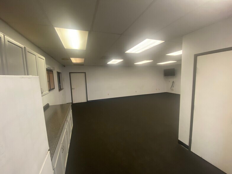 More Photos Of 1247 Brooks St, Ontario Contractor Storage Yard For Lease