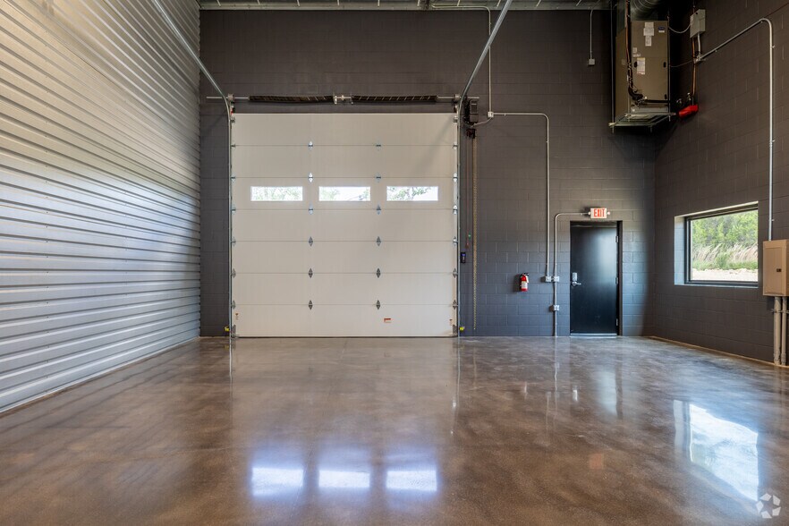 More Photos Of 15431 Fitzhugh Rd, Dripping Springs Showroom For Lease