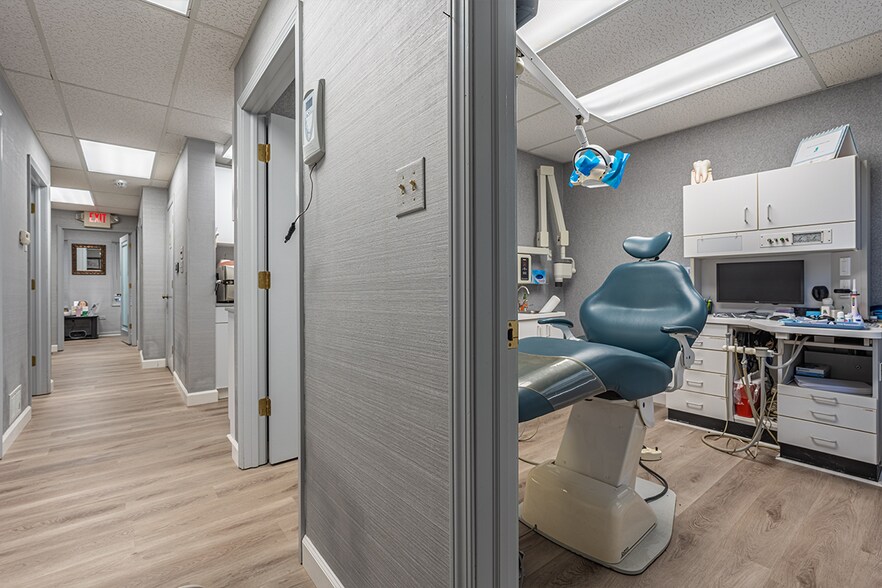 More Photos Of 610 Crystal Point Dr, Crystal Lake Medical For Lease