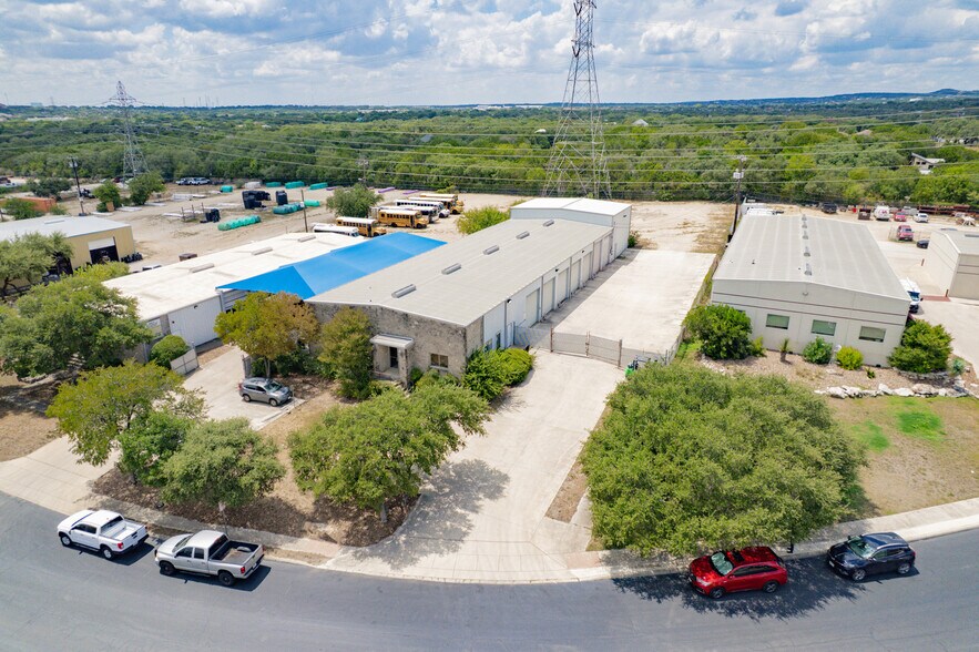More Photos Of 13403 Western Oak Dr, Helotes Warehouse For Lease