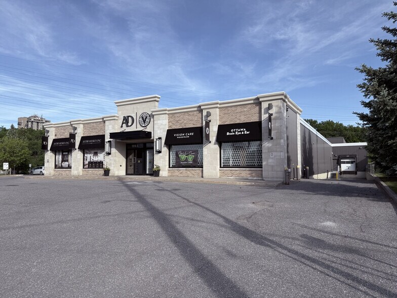 More Photos Of 1818 Woodward Dr, Ottawa Showroom For Lease