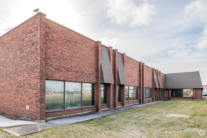 More Photos Of 1480-1550 Rte Transcanadienne, Dorval Manufacturing For Lease