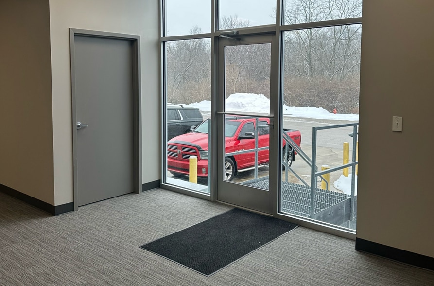 More Photos Of 3300 Turfway Rd, Erlanger Distribution For Lease