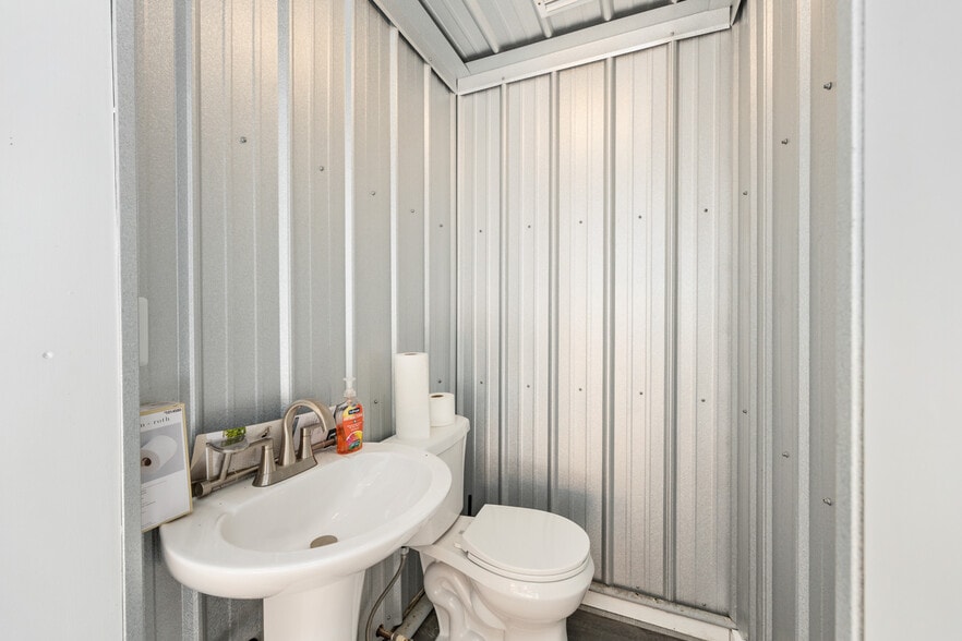 More Photos Of 818 N Magnolia Ave, Ocala Warehouse For Sale