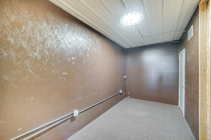 More Photos Of 926 Geneva St, Shorewood Warehouse For Lease
