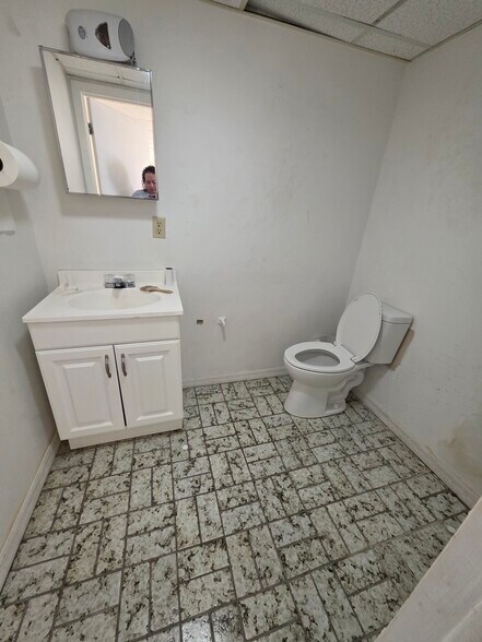 More Photos Of 1203 SE 9th Ter, Cape Coral Light Distribution For Lease