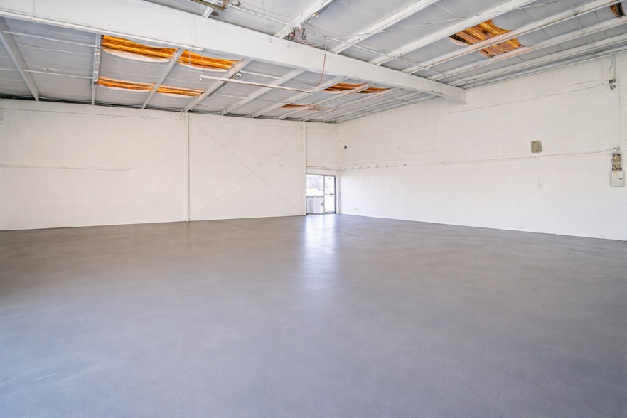 More Photos Of 4204 Louis Ave, Holiday Manufacturing For Lease