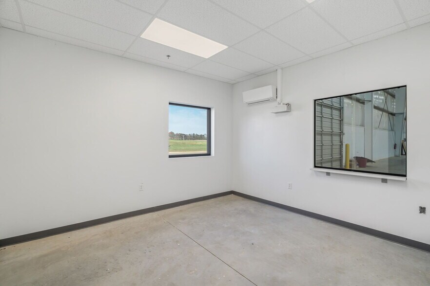 More Photos Of 1295 Huntington Park Dr, Loudon Warehouse For Lease