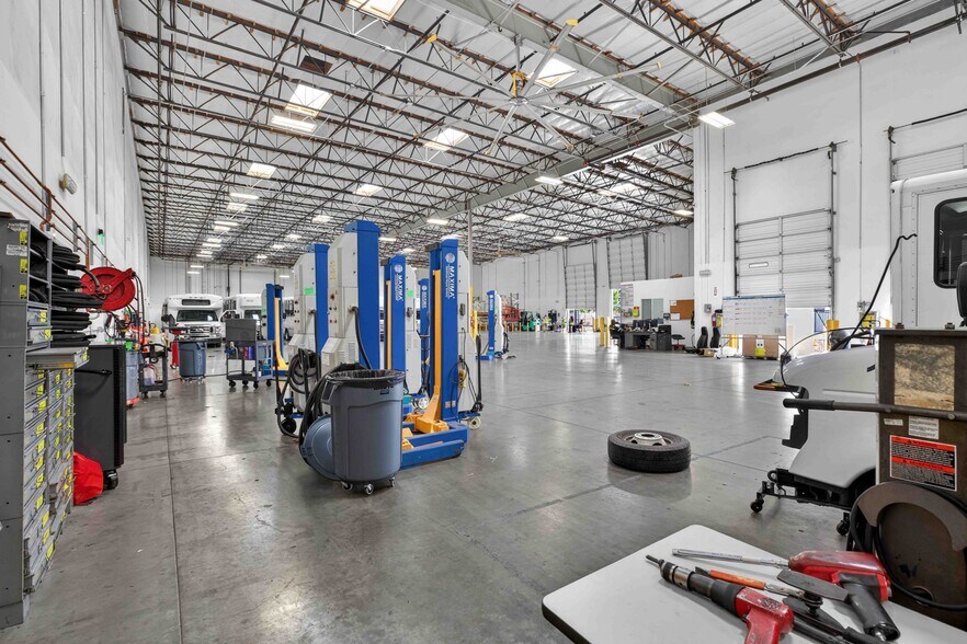 More Photos Of 9031 N Lurline Ave, Chatsworth Distribution For Lease