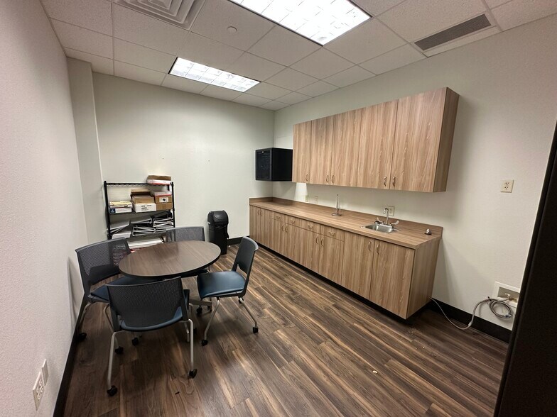 More Photos Of 400 W Oak St, Denton Office For Lease