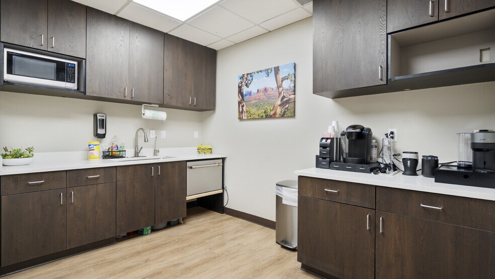 More Photos Of 202 E Earll Dr, Phoenix Medical For Sale