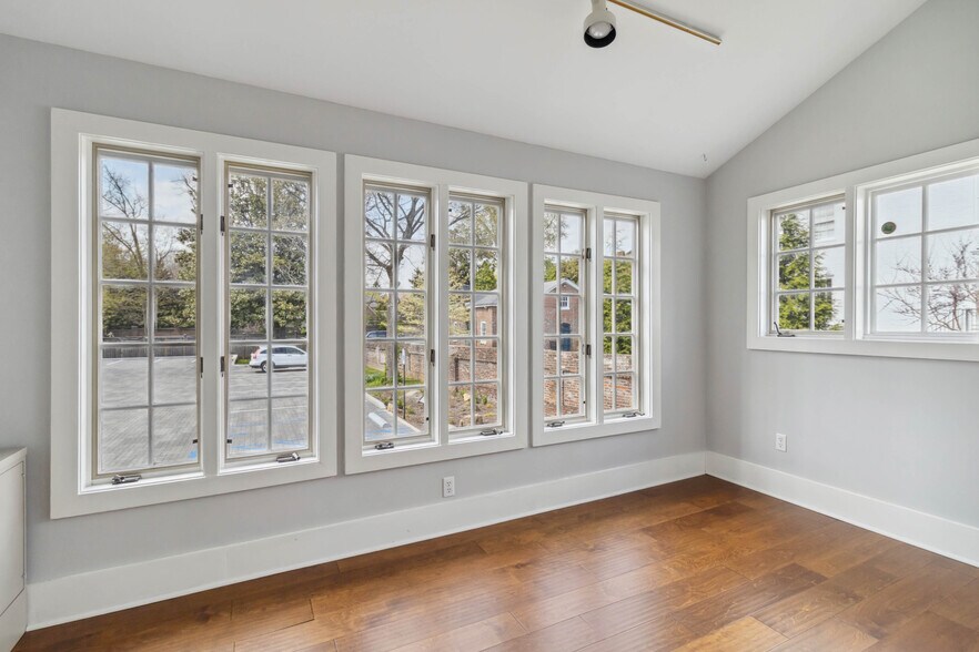More Photos Of 239 N Broadway, Lexington Office Residential For Sale