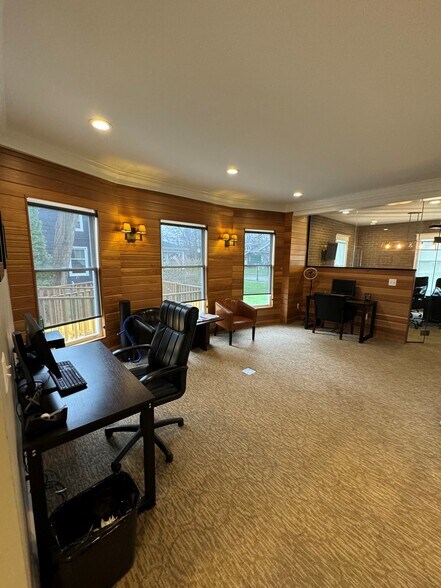 More Photos Of 640 W University Dr, Rochester Office Residential For Lease