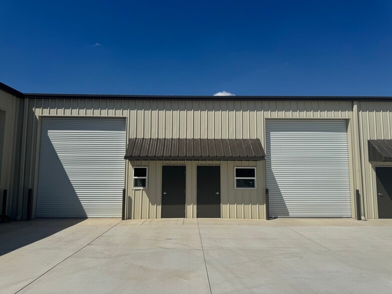 More Photos Of 1015 Premier Dr, Ceres Warehouse For Lease