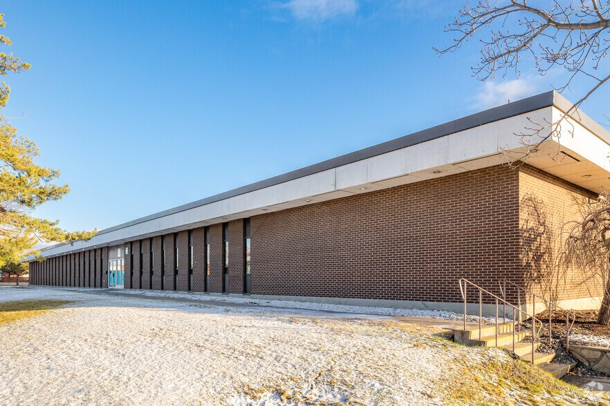 More Photos Of 1600 Av 50e, Montréal Warehouse For Lease