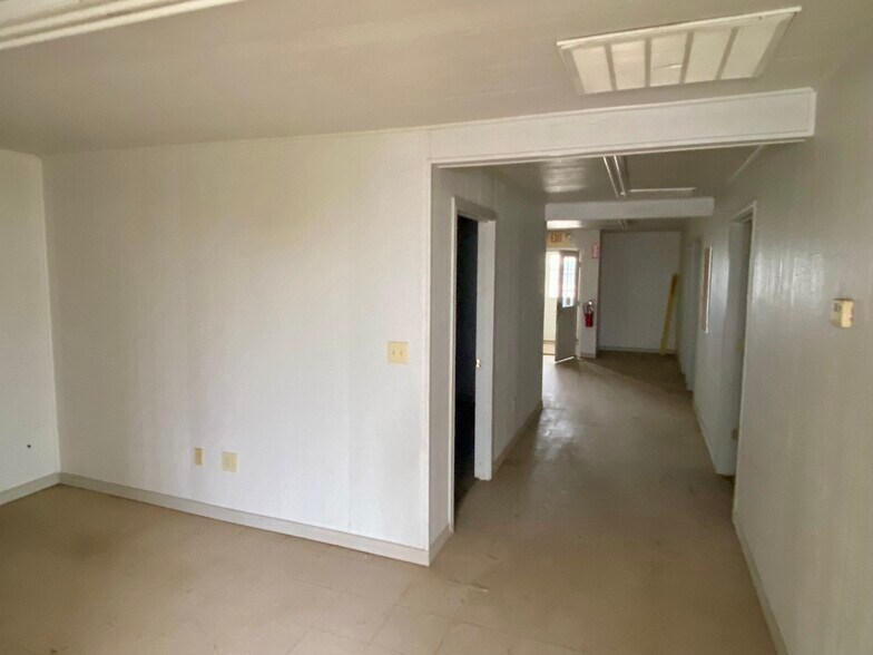 More Photos Of 902 S Main St, Jacksboro Warehouse For Sale