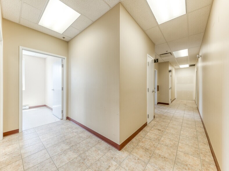 More Photos Of 1018 Rue De La Prairie, Lévis Drugstore For Lease