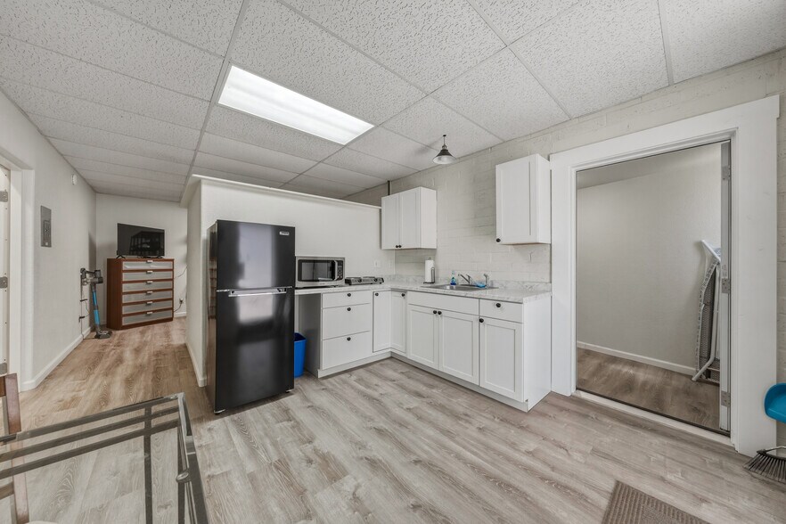 More Photos Of 14420 Lakeshore Dr, Clearlake Office For Sale