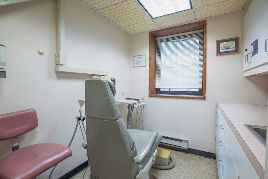More Photos Of 9418 59th Ave, Elmhurst Office For Sale