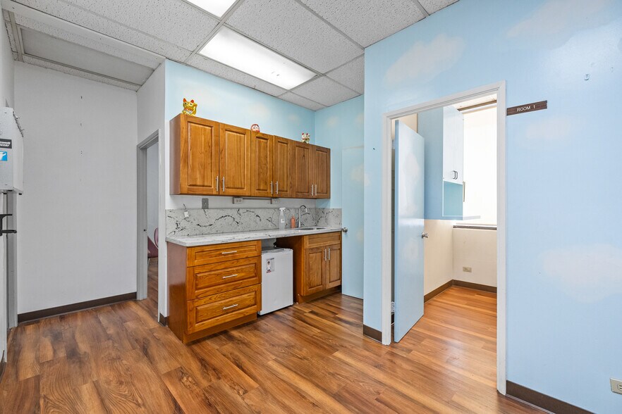 More Photos Of 98-1247 Kaahumanu St, Aiea Medical For Sale