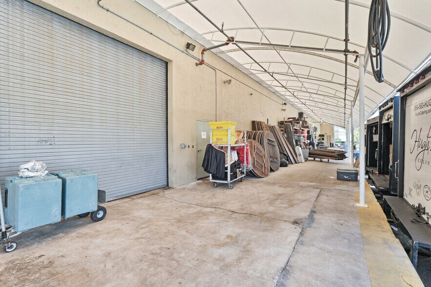 More Photos Of 4351 NE 12th Ter, Oakland Park Restaurant For Lease