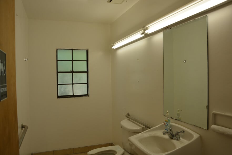 More Photos Of 697 E Anderson Rd, Groveland Storefront Retail Residential For Lease