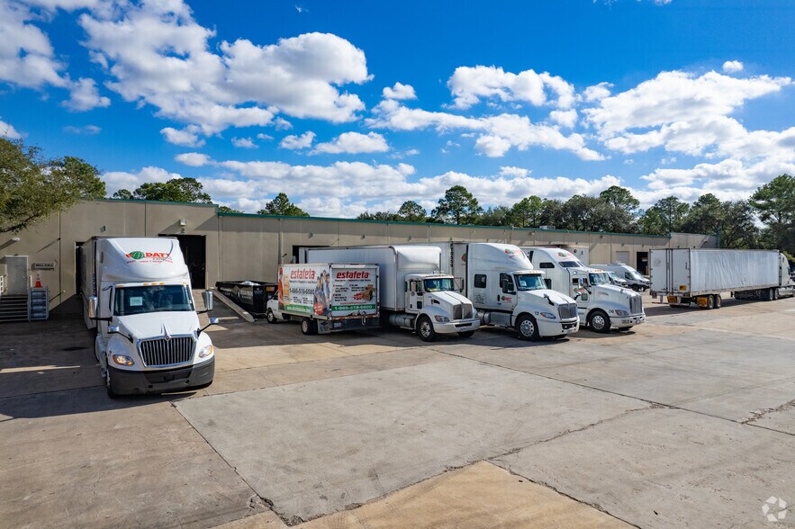 More Photos Of 448-470 Garden Oaks Blvd, Houston Warehouse For Lease