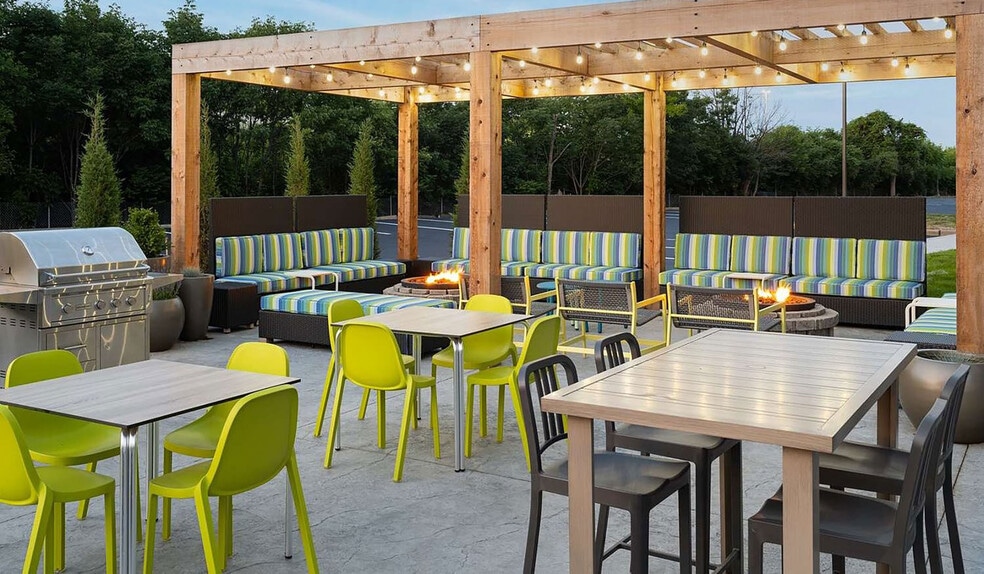 More Photos Of 9104 Keystone Crossing, Indianapolis Hotel For Sale