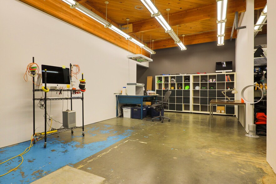 More Photos Of 1700 SE 11th Ave, Portland Office For Sale