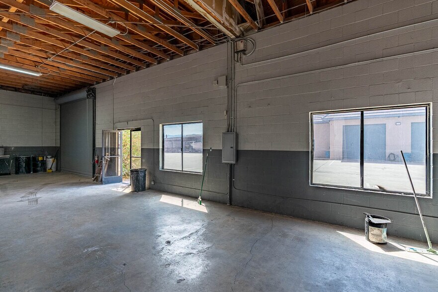 More Photos Of 39126-39130 3rd St E, Palmdale Service For Sale