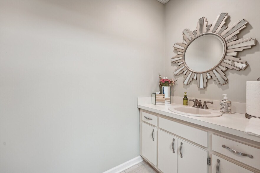 More Photos Of 800 Wyckoff Ave, Wyckoff Office For Sale