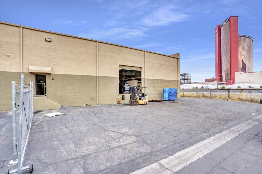 More Photos Of 2960 S Highland Dr, Las Vegas Warehouse For Lease