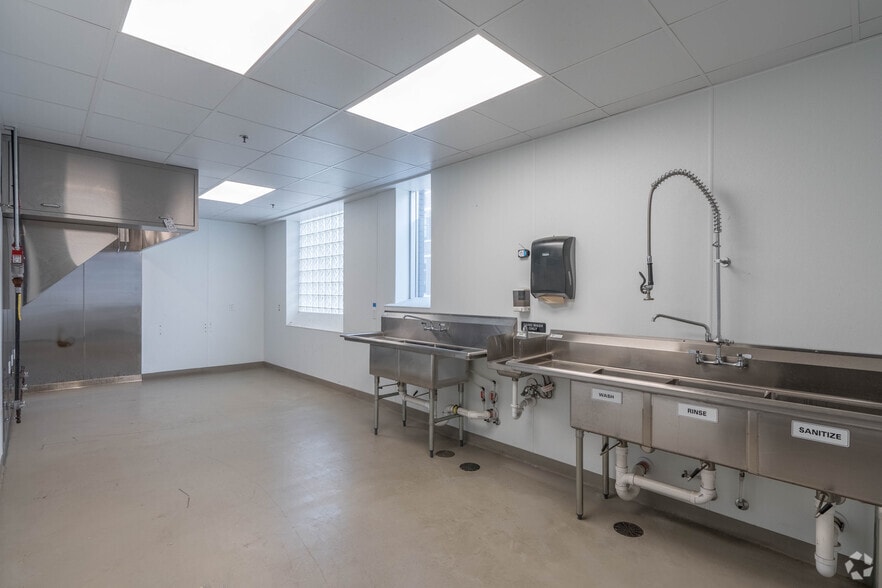 More Photos Of 1015-1025 Currie Ave, Minneapolis General Retail For Lease