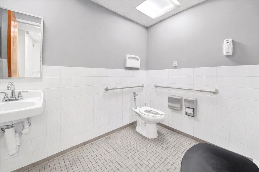 More Photos Of 2001 Central Park Ave, Yonkers Office For Sale