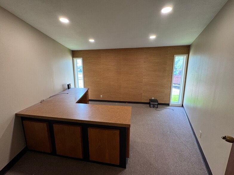More Photos Of 1208 S Chestnut St, Lufkin Showroom For Sale