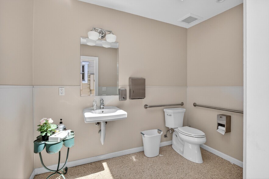 More Photos Of 17066 Palmdale Ln, Huntington Beach Contractor Storage Yard For Sale