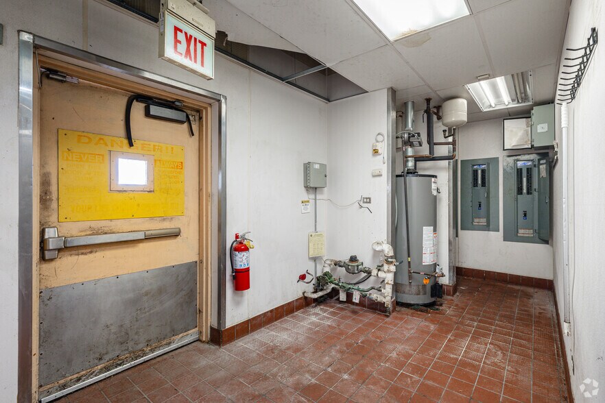 More Photos Of 1914 W 79th St, Chicago Freestanding For Lease