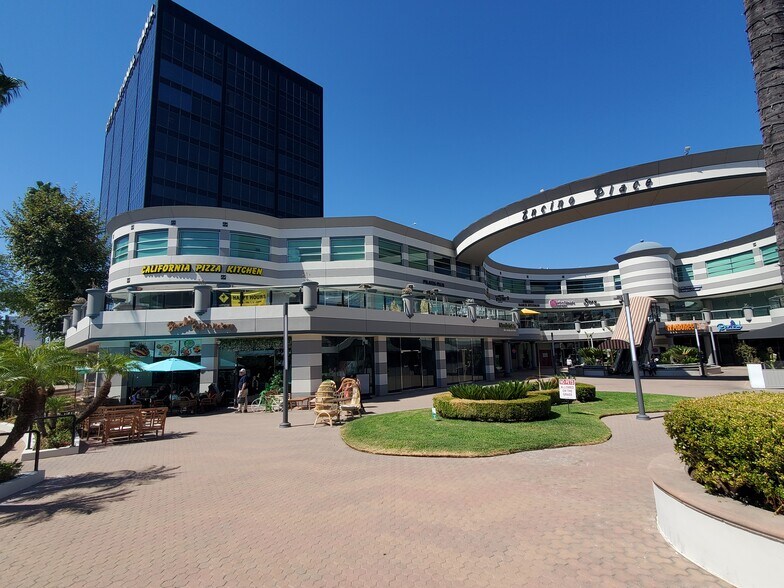 More Photos Of 16101 Ventura Blvd, Encino General Retail For Lease