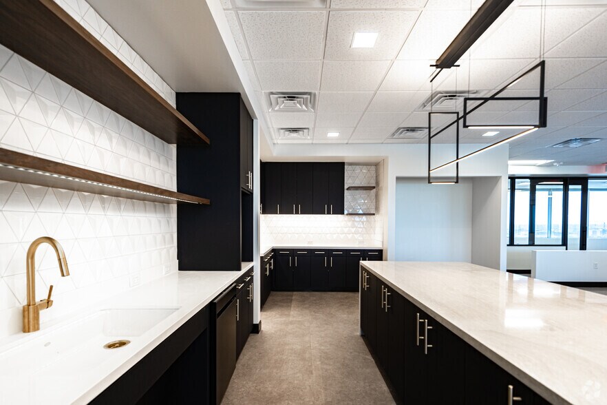 More Photos Of 500 W 7th St, Fort Worth Office For Sale