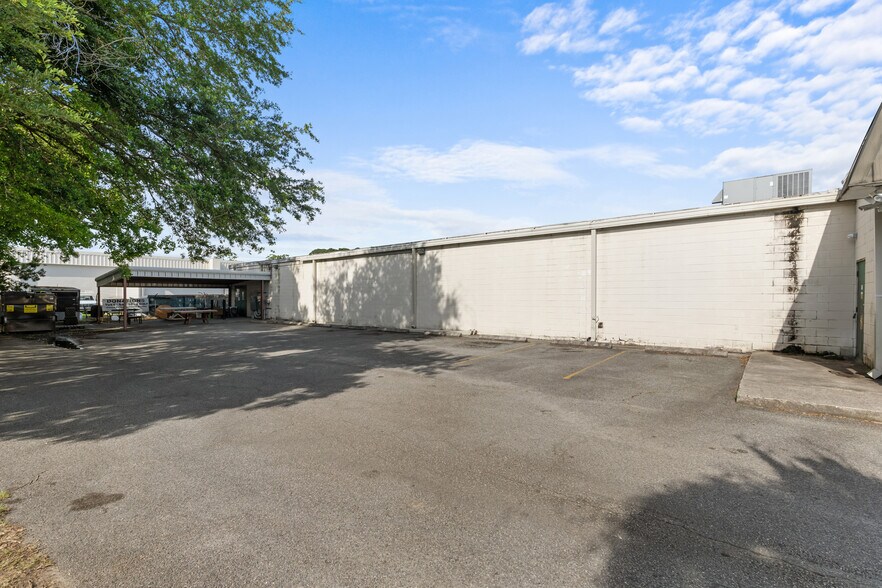 More Photos Of 6 Television Cir, Savannah Freestanding For Lease