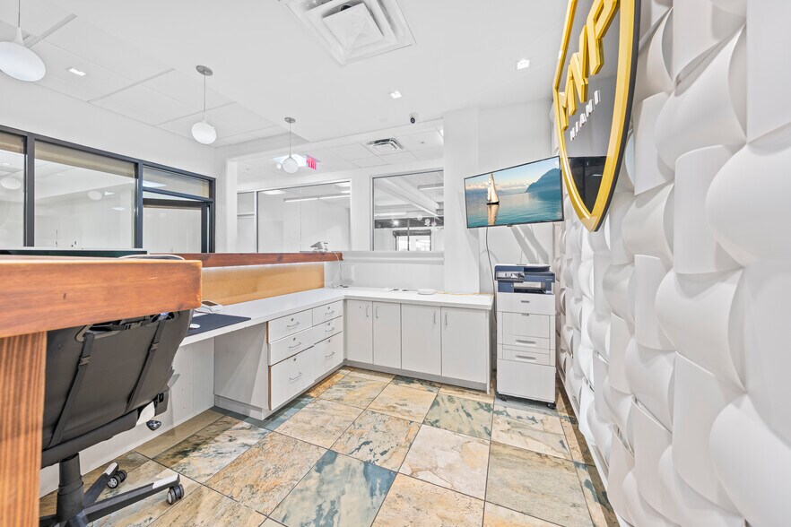 More Photos Of 2500 NW 39th St, Miami Light Distribution For Sale