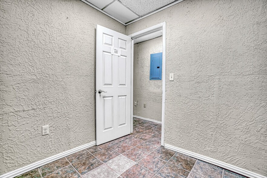 More Photos Of 1222 NW Cache Rd, Lawton Office For Sale