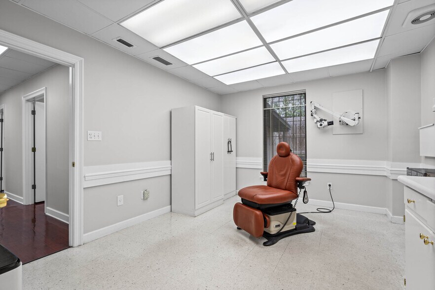 More Photos Of 3664 College Ln S, Mobile Medical For Sale