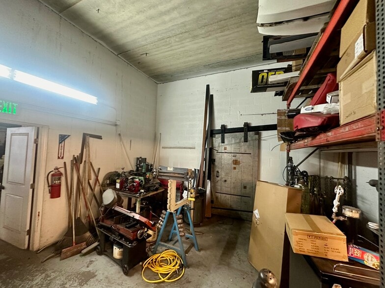 More Photos Of 1002 SE 9th St, Cape Coral Service For Sale