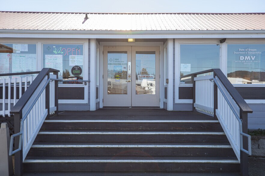 More Photos Of 751 Riverside Dr, Coquille Showroom For Sale